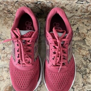 New Balance 860 athletic shoe for walking, running, gym, etc - women’s size 9